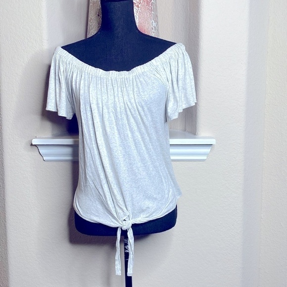cupcakes & cashmere Tops - Cupcakes and Cashmere Off Shoulder Tie Front Gray Top a Size L
